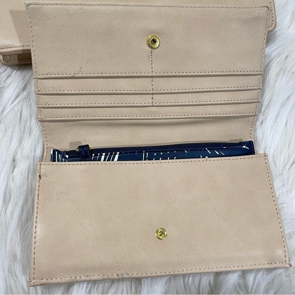 Women’s Nautica Beige Crossbody Bad & Wallet Set! - Picture 3 of 5